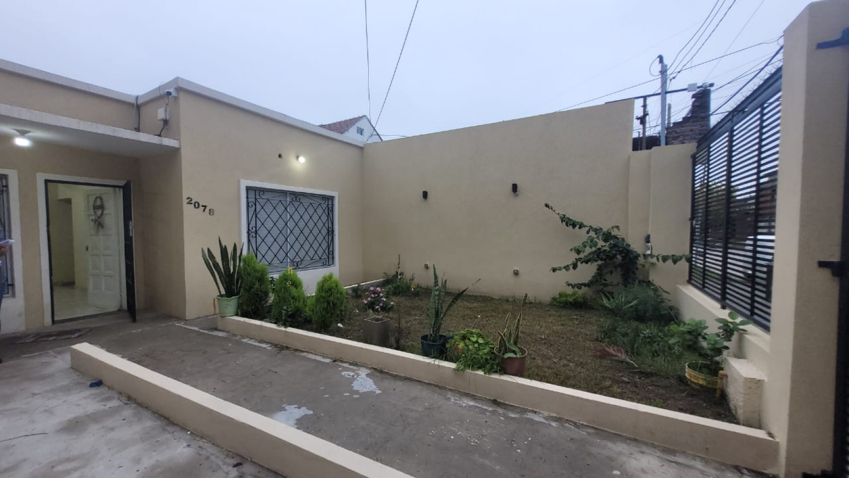 Amplia casa 4 ambientes en VENTA Bernal Oeste