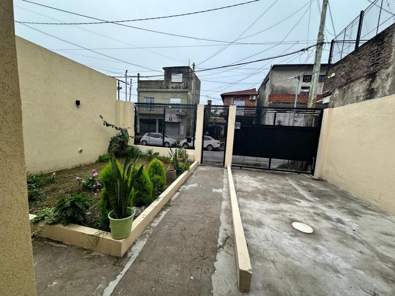 Amplia casa 4 ambientes en VENTA Bernal Oeste