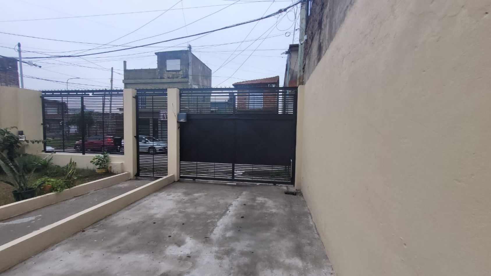 Amplia casa 4 ambientes en VENTA Bernal Oeste