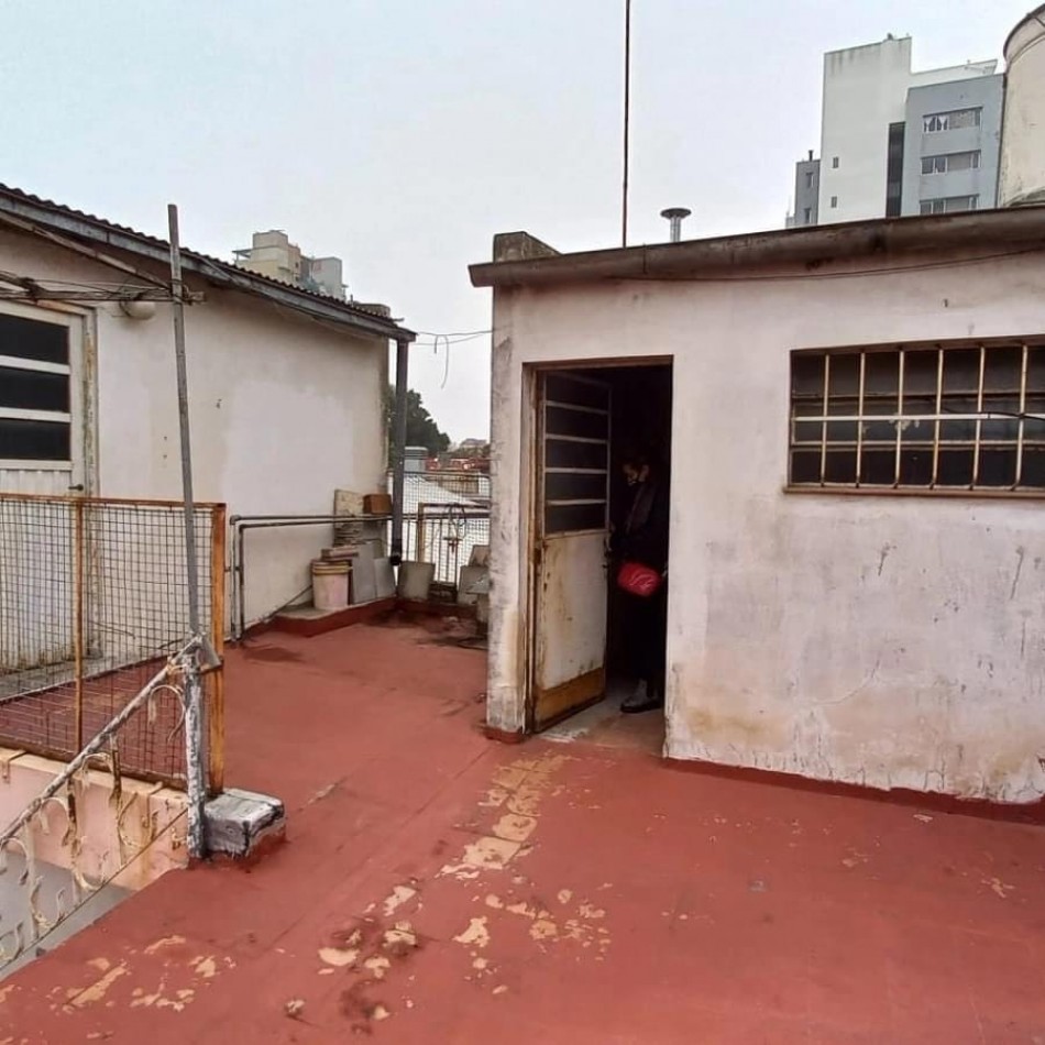 OPORTUNIDAD SE VENDE CASA CON DEPARTAMENTO FLORENCIO VARELA CENTRO