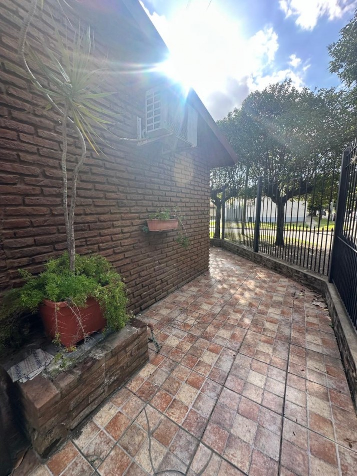 OPORTUNIDAD CASA CON DEPARTAMENTO EN VENTA SOBRE ESQUINA - APTA CREDITO HIPOTECARIO