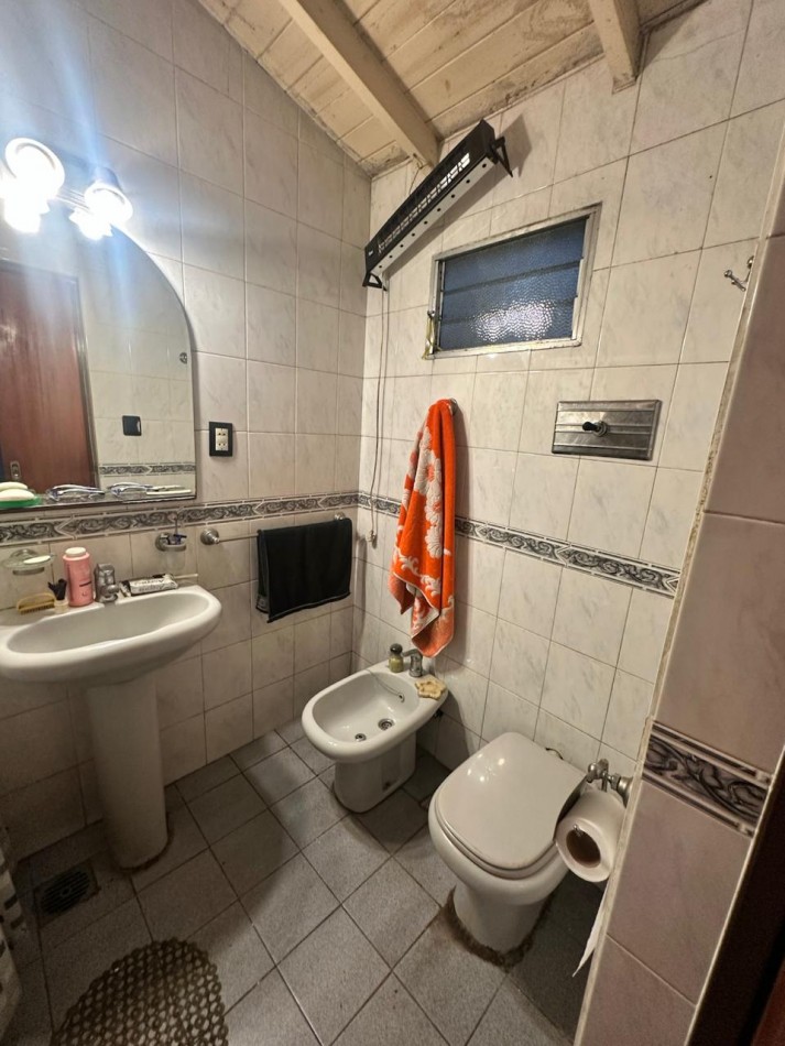 OPORTUNIDAD CASA CON DEPARTAMENTO EN VENTA SOBRE ESQUINA - APTA CREDITO HIPOTECARIO