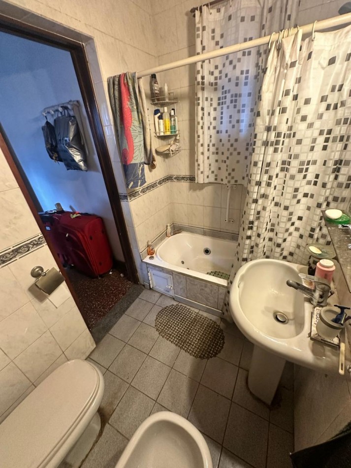 OPORTUNIDAD CASA CON DEPARTAMENTO EN VENTA SOBRE ESQUINA - APTA CREDITO HIPOTECARIO