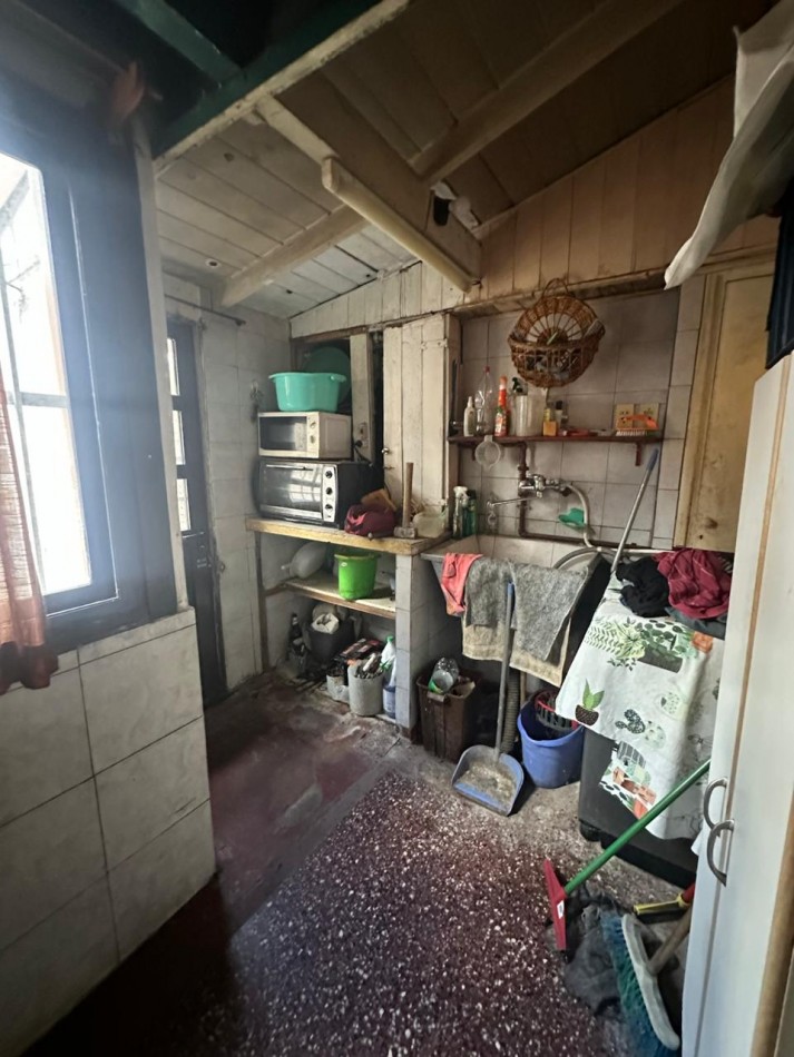OPORTUNIDAD CASA CON DEPARTAMENTO EN VENTA SOBRE ESQUINA - APTA CREDITO HIPOTECARIO