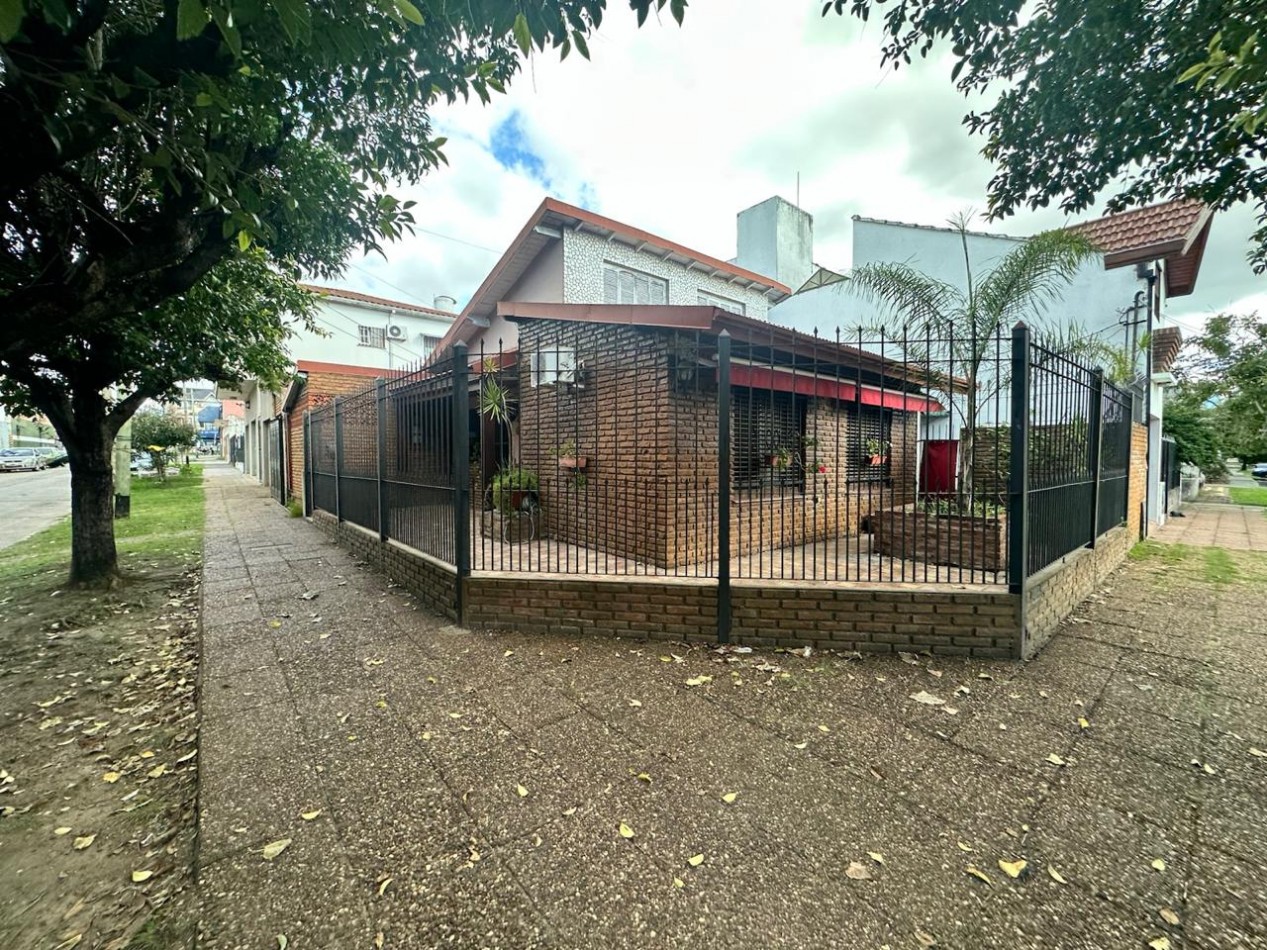 OPORTUNIDAD CASA CON DEPARTAMENTO EN VENTA SOBRE ESQUINA - APTA CREDITO HIPOTECARIO