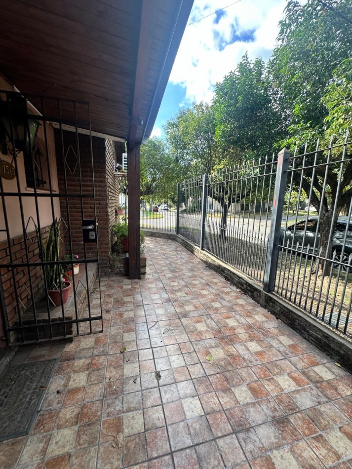 OPORTUNIDAD CASA CON DEPARTAMENTO EN VENTA SOBRE ESQUINA - APTA CREDITO HIPOTECARIO