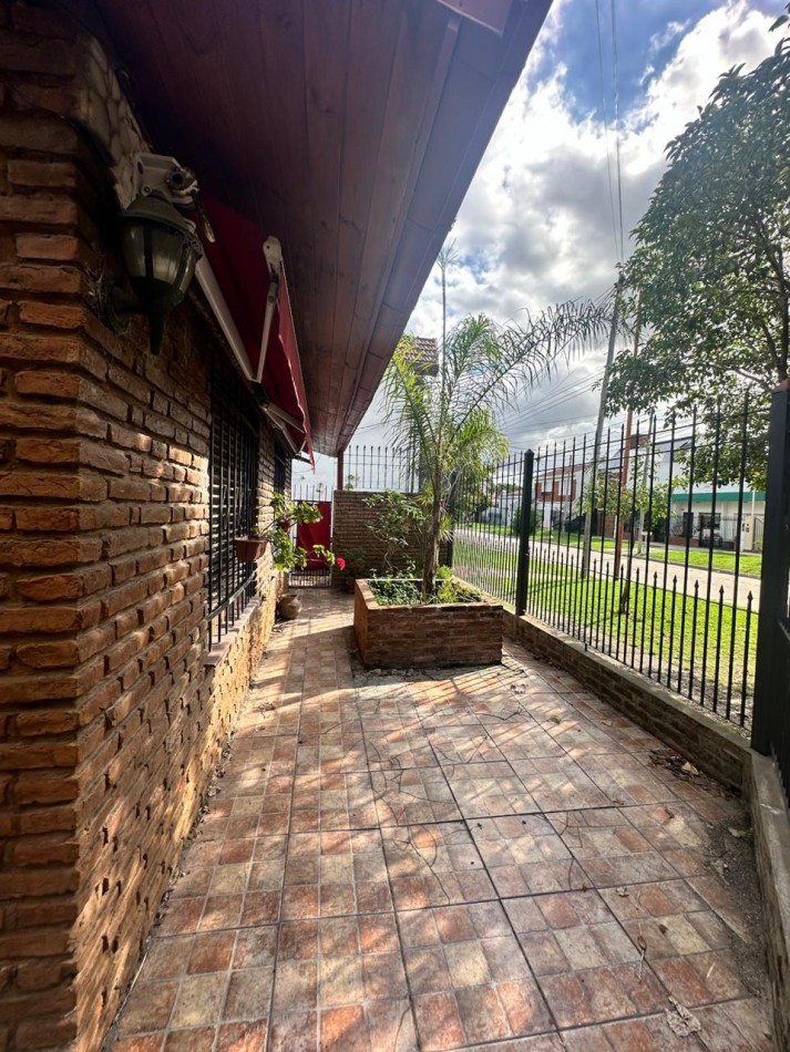 OPORTUNIDAD CASA CON DEPARTAMENTO EN VENTA SOBRE ESQUINA - APTA CREDITO HIPOTECARIO