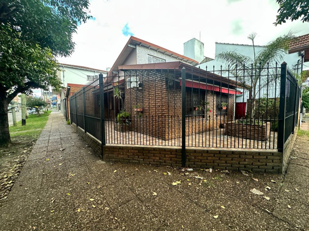 OPORTUNIDAD CASA CON DEPARTAMENTO EN VENTA SOBRE ESQUINA - APTA CREDITO HIPOTECARIO