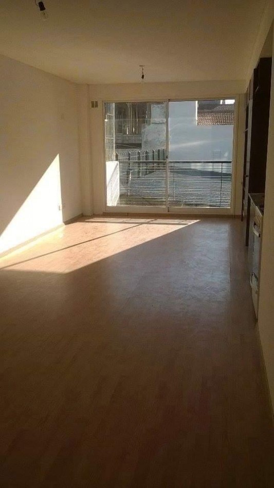 SE ALQUILA MONOAMBIENTE EN BERAZATEGUI CENTRO