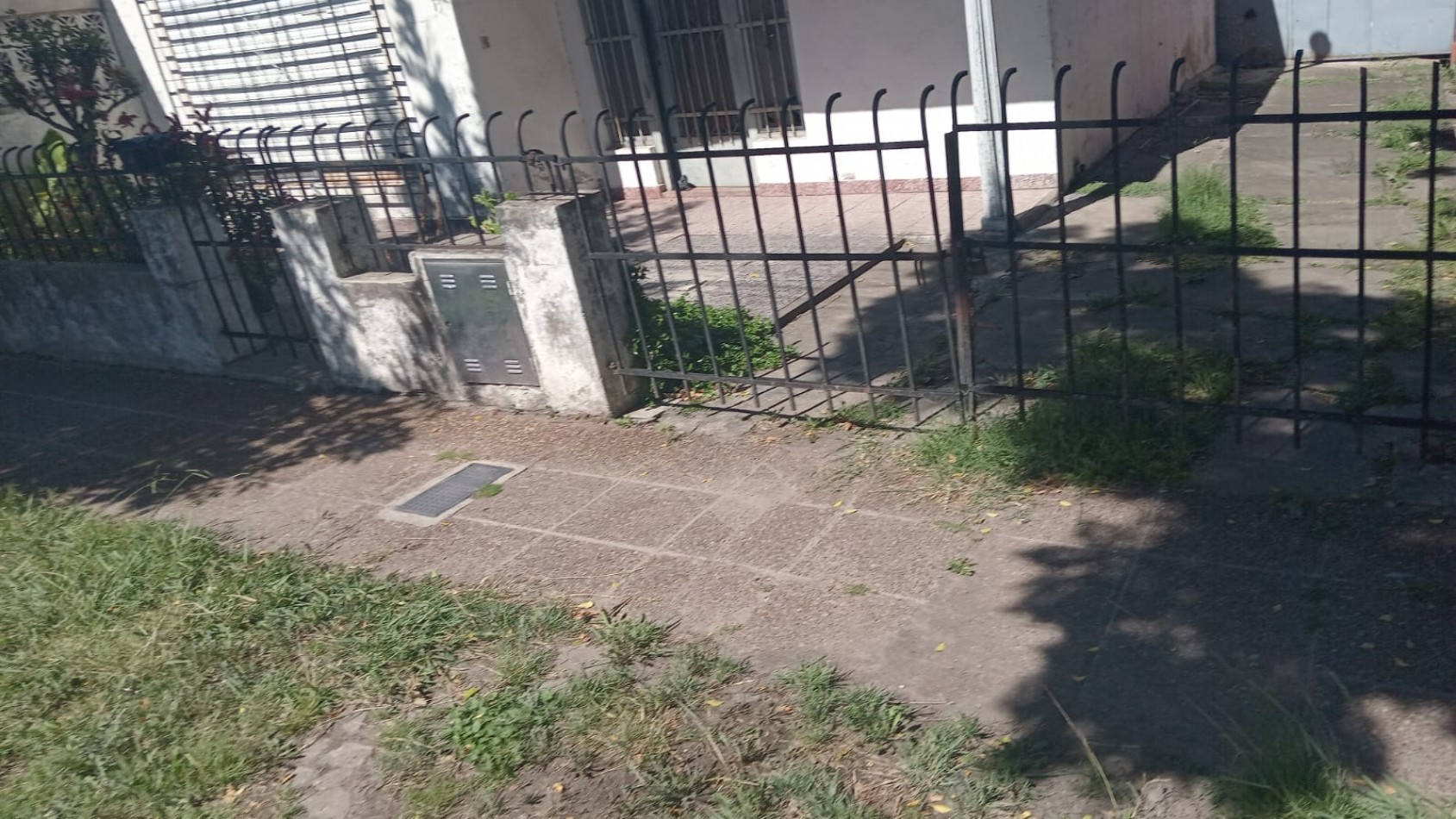 SE VENDE CASA DE 3 AMBIENTES - FLORENCIO VARELA