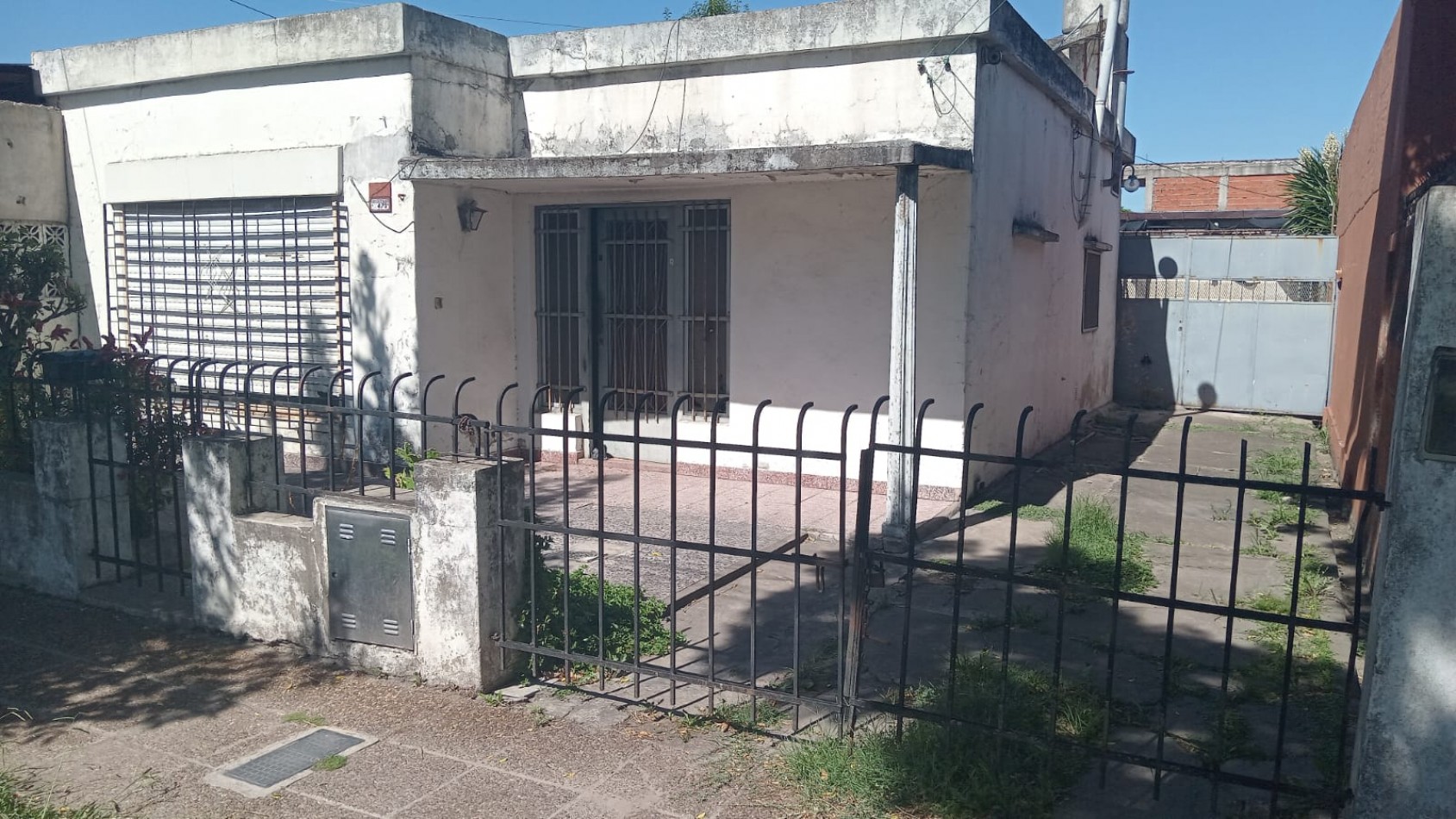SE VENDE CASA DE 3 AMBIENTES - FLORENCIO VARELA