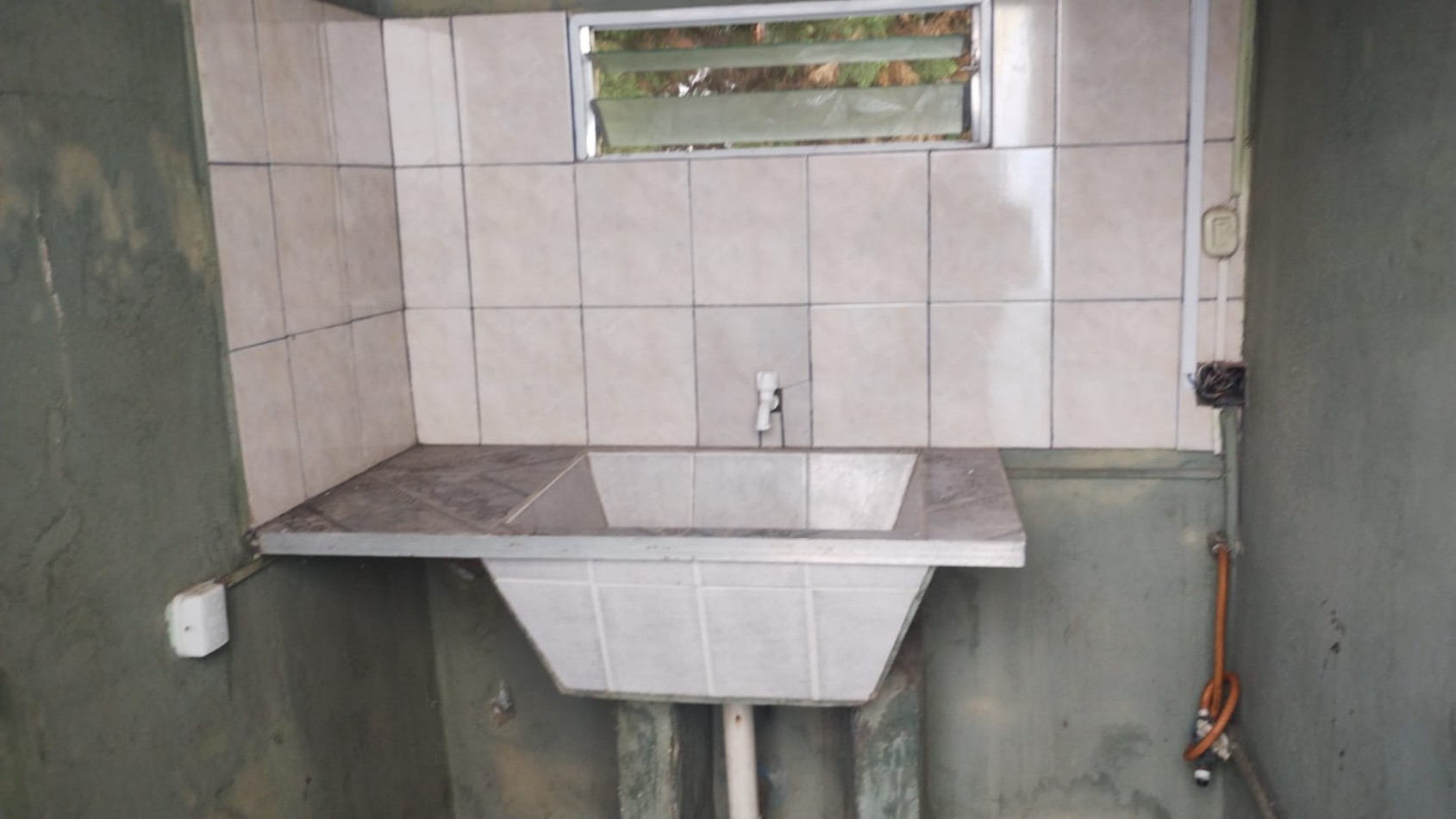 SE ALQUILA AMPLIO PH DE 3 AMBIENTES - BERNAL OESTE