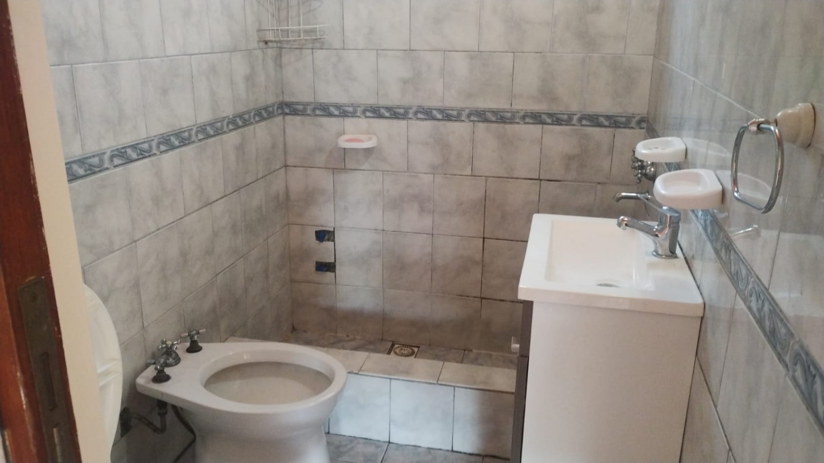 SE ALQUILA AMPLIO PH DE 3 AMBIENTES - BERNAL OESTE