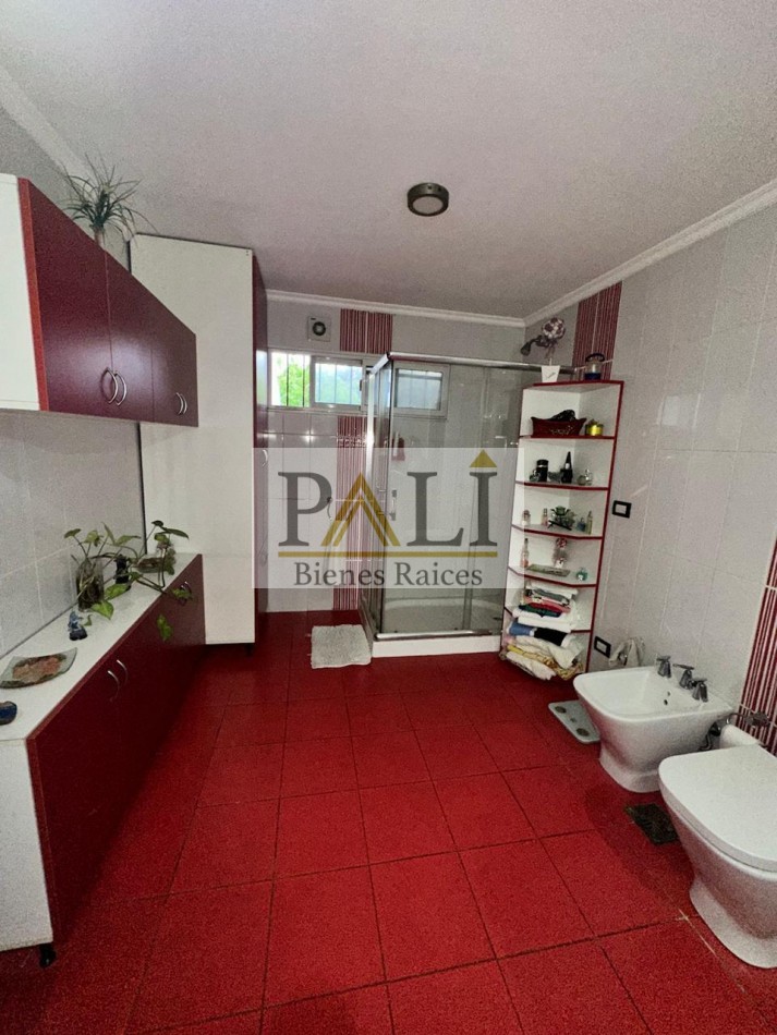 SE VENDE EXCELENTE CASA DE 5 AMBIENTES EN FLORENCIO VARELA - APTA CREDITO HIPOTECARIO