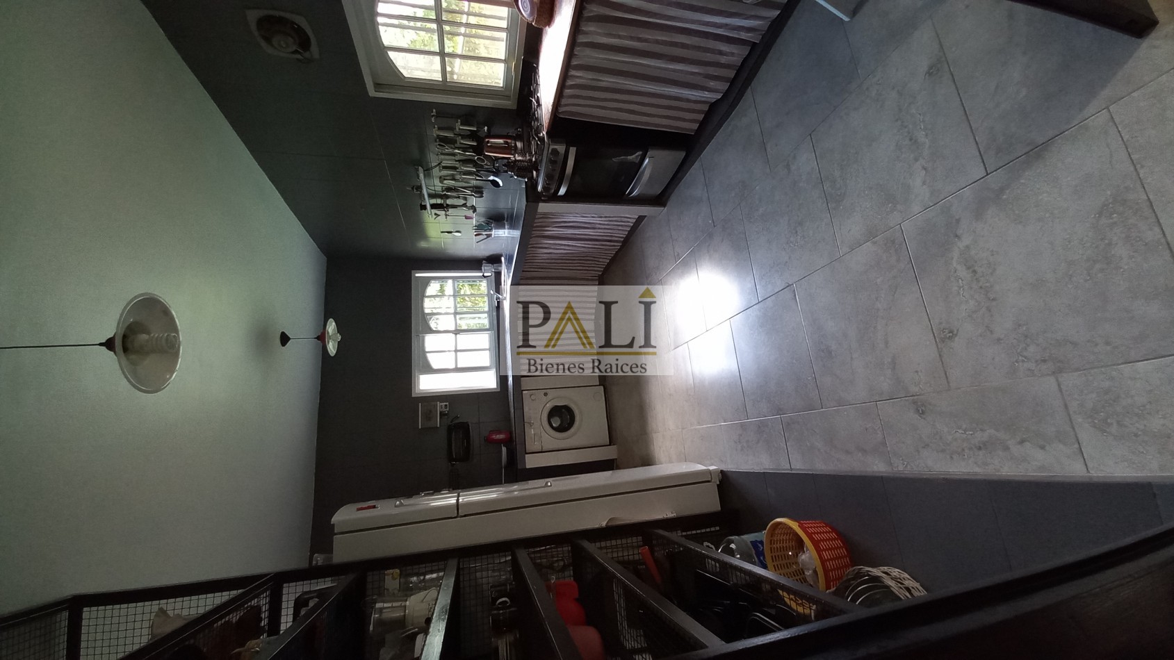 SE VENDEN PROPIEDAD COMPUESTA POR DOS CASAS EN QUILMES OESTE